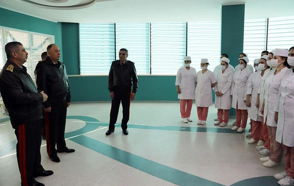 Zakir Həsənov hospitalda müalicə olunan hərbçilərlə görüşüb - FOTO/VİDEO