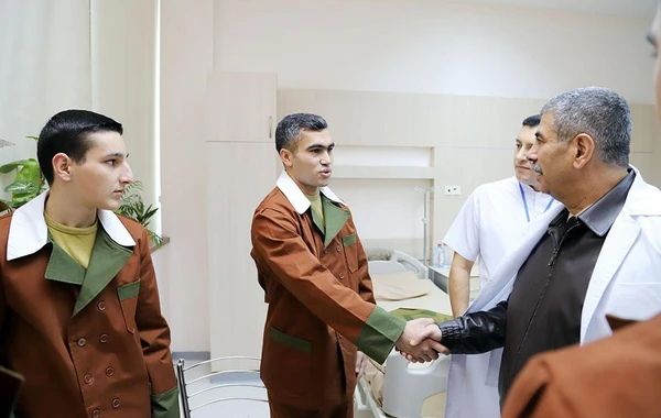 Zakir Həsənov hospitalda müalicə olunan hərbçilərlə görüşüb - FOTO/VİDEO