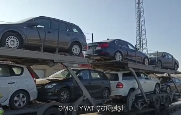 Kürdəmirdə qoşqusunda 8 avtomobil olan yük maşını yanıb - VİDEO
