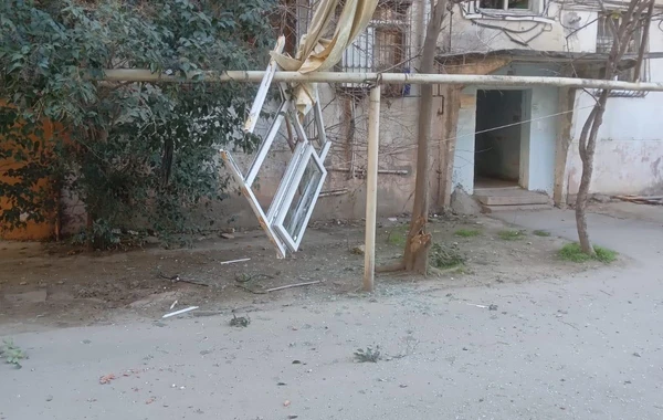 Bakıda yaşayış binasında PARTLAYIŞ: Xəsarət alanlar var - FOTO/VİDEO