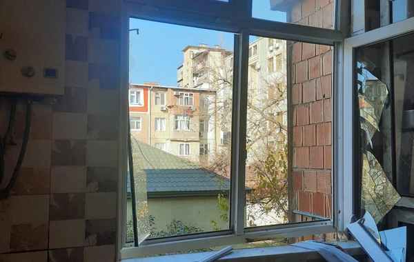 Bakıda yaşayış binasında PARTLAYIŞ: Xəsarət alanlar var - FOTO/VİDEO