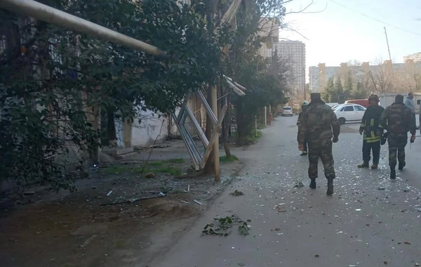 Bakıda yaşayış binasında PARTLAYIŞ: Xəsarət alanlar var - FOTO/VİDEO