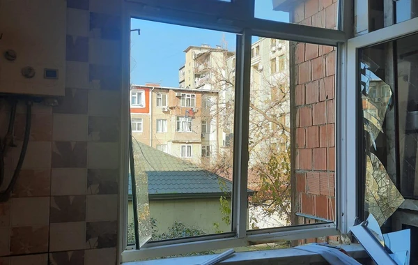 Взрыв в жилом доме в Баку: есть пострадавшие - ВИДЕО