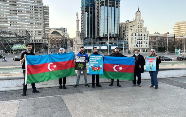 Азербайджанцы протестуют против армянского экотеррора в Мадриде - ФОТО