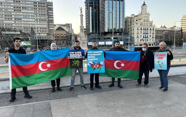 Азербайджанцы протестуют против армянского экотеррора в Мадриде - ФОТО