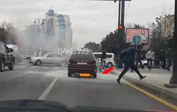 Bakıda maşın hərəkətdə olarkən yanmağa başladı - ANBAAN VİDEO