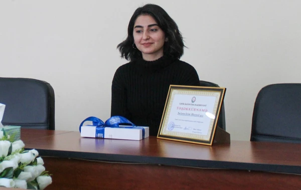 İcra başçısı xanım tələbə ilə görüşüb ona hədiyyə verdi - FOTO