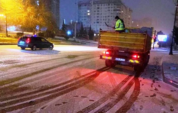Bakının küçə və prospektləri gecə qardan təmizlənib - FOTO