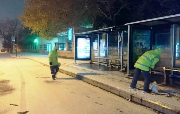 Улицы и проспекты Баку ночью очистили от снега - ФОТО