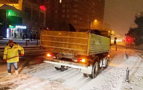 Улицы и проспекты Баку ночью очистили от снега - ФОТО