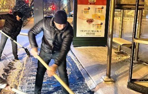 Улицы и проспекты Баку ночью очистили от снега - ФОТО