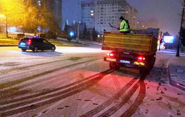 Улицы и проспекты Баку ночью очистили от снега - ФОТО