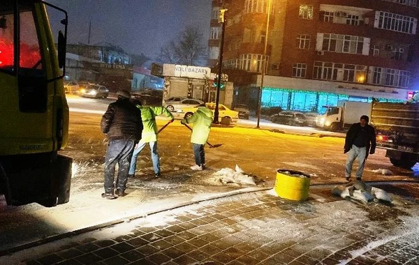 Улицы и проспекты Баку ночью очистили от снега - ФОТО