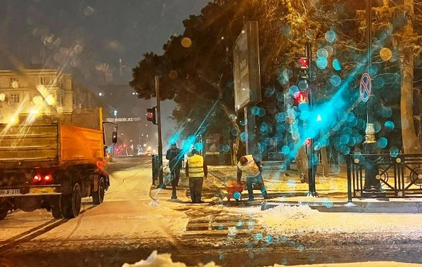 Улицы и проспекты Баку ночью очистили от снега - ФОТО