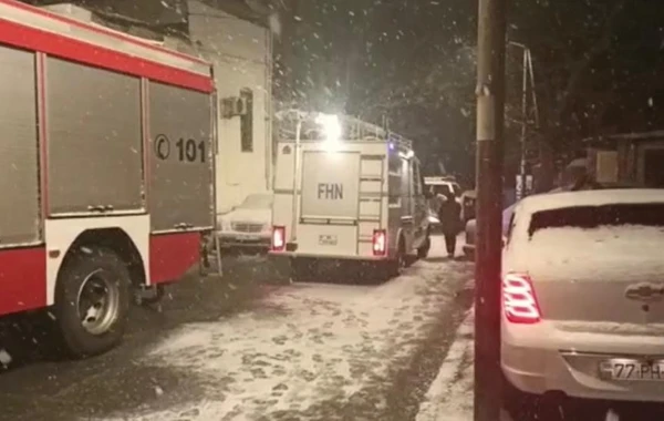 Bakıda evdə partlayış olub: Xəsarət alanlar var - FOTO/VİDEO