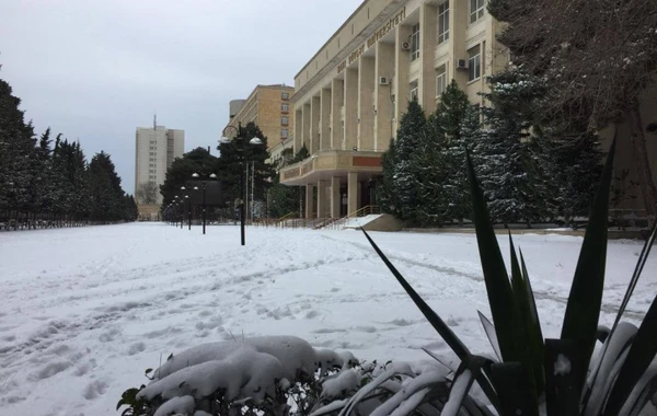Qarlı hava şəraiti ilə bağlı Bakının bütün universitetləri...