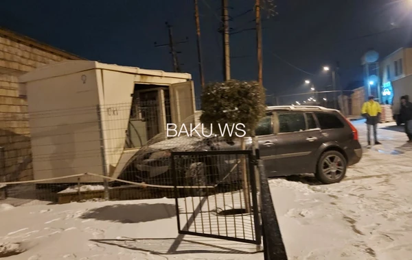 Maşın transformatora çırpıldı, vətəndaşlar narazılıq etdi - İddialara RƏSMİ CAVAB - FOTO/VİDEO