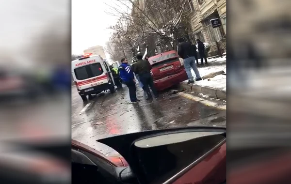 "Prius" idarəetməni itirərək bardürə çıxdı - VİDEO