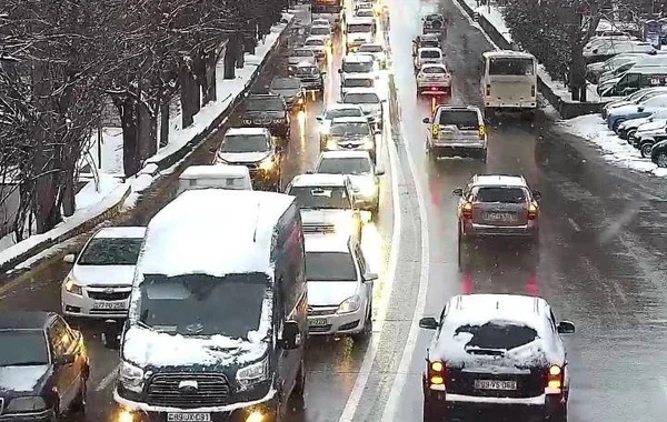 На некоторых улицах Баку наблюдаются заторы - СПИСОК