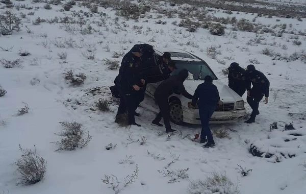Qaradağda "Mercedes" yoldan çıxıb - FOTO/VİDEO