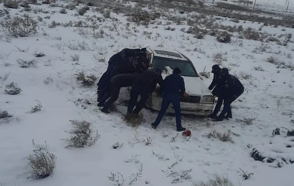 Qaradağda "Mercedes" yoldan çıxıb - FOTO/VİDEO