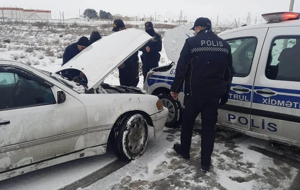 В Баку из-за гололеда Mercedes вылетел с дороги - ВИДЕО