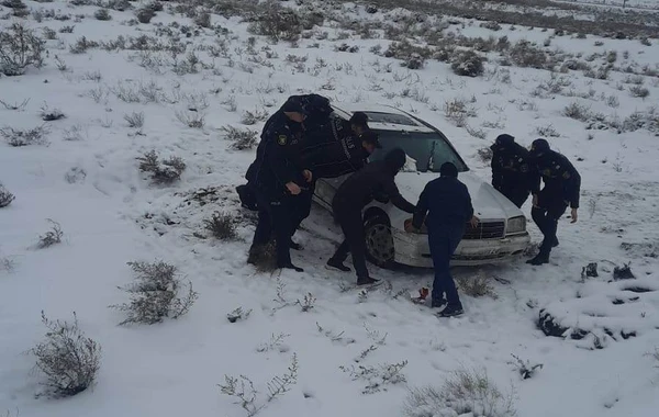 В Баку из-за гололеда Mercedes вылетел с дороги - ВИДЕО