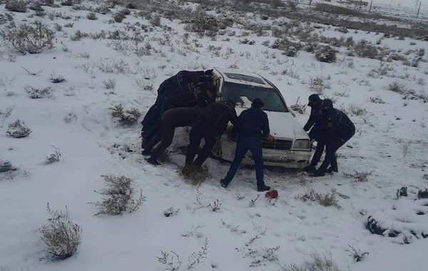 В Баку из-за гололеда Mercedes вылетел с дороги - ВИДЕО