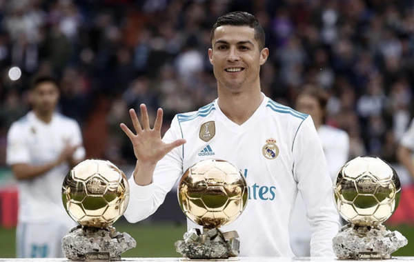 Ronaldo daha bir "Qızıl top"unu satdı - FOTO
