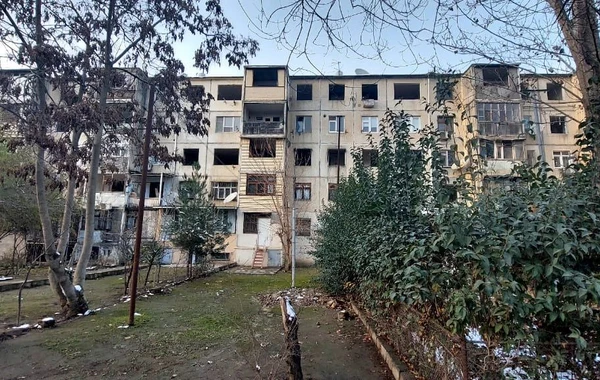 Bakının bu rayonunda yaşayış binası sökülür - FOTO