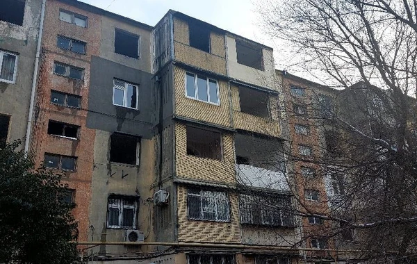 Bakının bu rayonunda yaşayış binası sökülür - FOTO