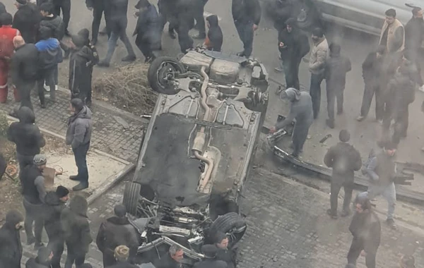 Bakıda dəhşətli qəza: BMW aşdı, "Toyota Camry" yolun ortasında qaldı - FOTO/VİDEO