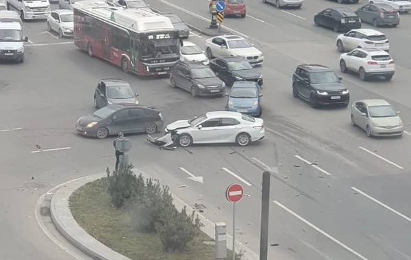 Жуткая авария в Баку: BMW перевернулся после столкновения с Toyota Camry - ВИДЕО