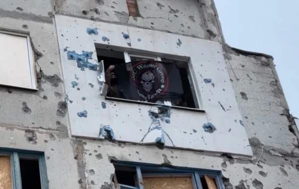 "Vaqner" qruplaşması Soledarda bayraq asdı - VİDEO