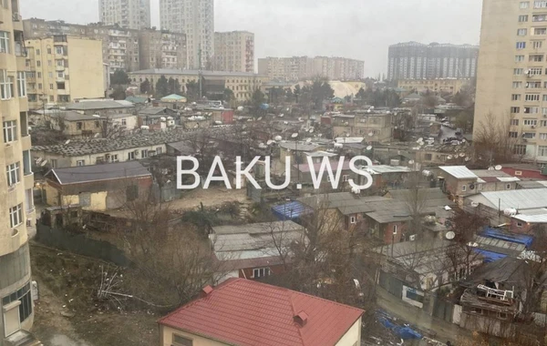 Bakıda qorxu saçan işıq dirəyi: Sakinlər təşviş içində - FOTO/VİDEO