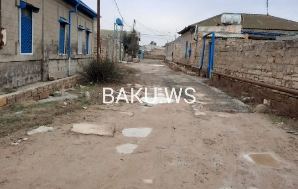 Bu küçənin yolları "keçilməz"dir: Su çalaları və palçıq - FOTO/VİDEO