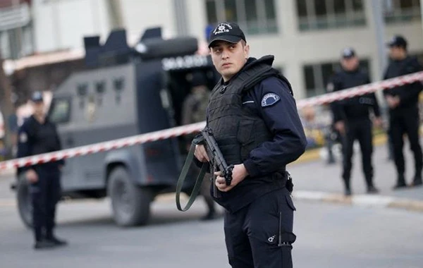 İstanbulda DƏHŞƏTLİ HADİSƏ: Körpüdə avtomobildəkilərə silahlı hücum edildi - FOTO