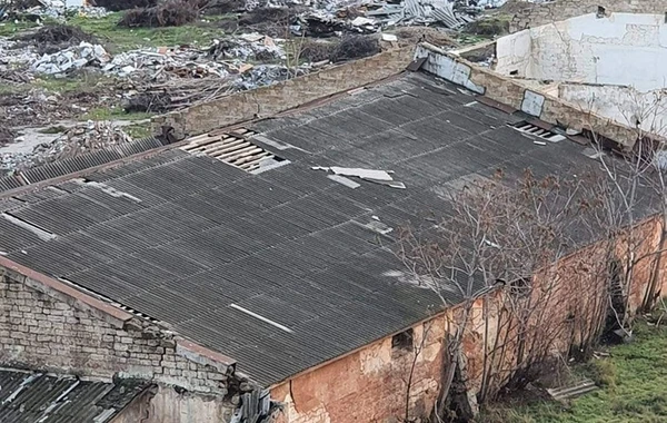"Salyan kazarması"nın ərazisi zibil poliqonuna çevrilib - FOTO