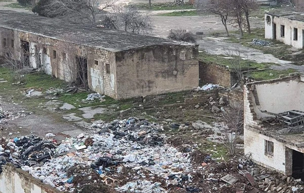 "Salyan kazarması"nın ərazisi zibil poliqonuna çevrilib - FOTO