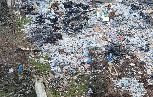"Salyan kazarması"nın ərazisi zibil poliqonuna çevrilib - FOTO