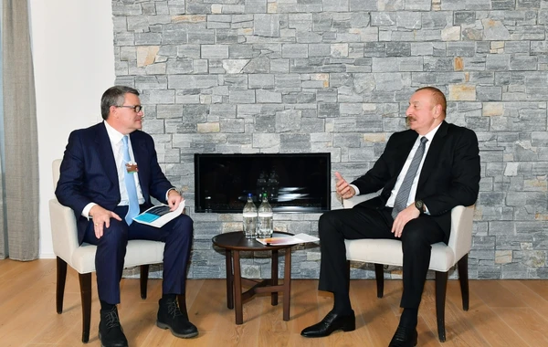 Azərbaycan Prezidenti Davosda “CISCO” şirkətinin qlobal innovasiyalar üzrə vitse-prezidenti ilə görüşüb - FOTO - YENİLƏNİB