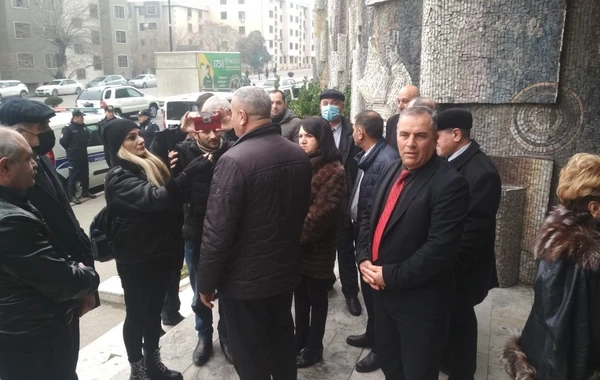 Nəşriyyatda etiraz: Jurnalistlər aksiya keçirdilər - FOTO