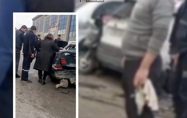 Bakı-Sumqayıt yolunda dəhşətli qəza: "Mercedes" yol kənarındakı maşınlara çırpıldı - VİDEO