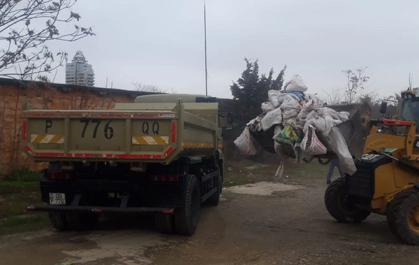 “Salyan kazarması”nın ərazisindəki “zibil poliqonu” təmizlənir - FOTO