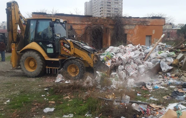 “Salyan kazarması”nın ərazisindəki “zibil poliqonu” təmizlənir - FOTO