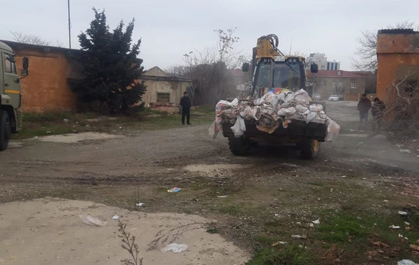 “Salyan kazarması”nın ərazisindəki “zibil poliqonu” təmizlənir - FOTO