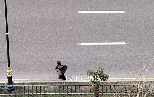 Paytaxtda yaşlı qadından "təhlükəli performans" - FOTO/VİDEO