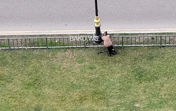 Paytaxtda yaşlı qadından "təhlükəli performans" - FOTO/VİDEO