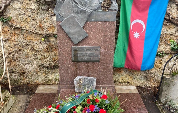 Leyla Abdullayeva Fransada Topçubaşovun məzarını ziyarət etdi - FOTO
