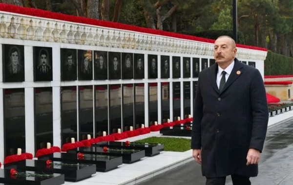 Prezident İlham Əliyev Şəhidlər xiyabanını ziyarət edib - FOTO